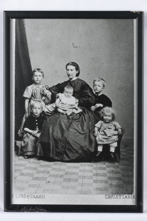 Laura Munch with her five children; Inger Marie, Johanne Sophie, Peter Andreas, Laura Cathrine and Edvard Munch on the right. Woman with five children in the 1800s