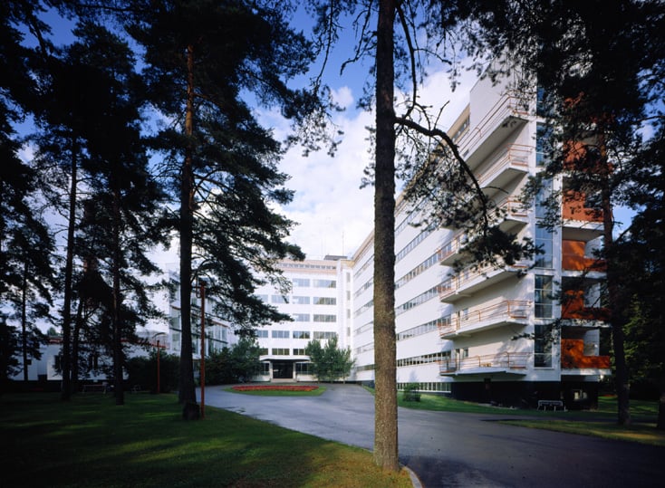 Main entrance. Patients’ Wing (Wing A) on the right. 1997. Big, white hospital building with functionalism style