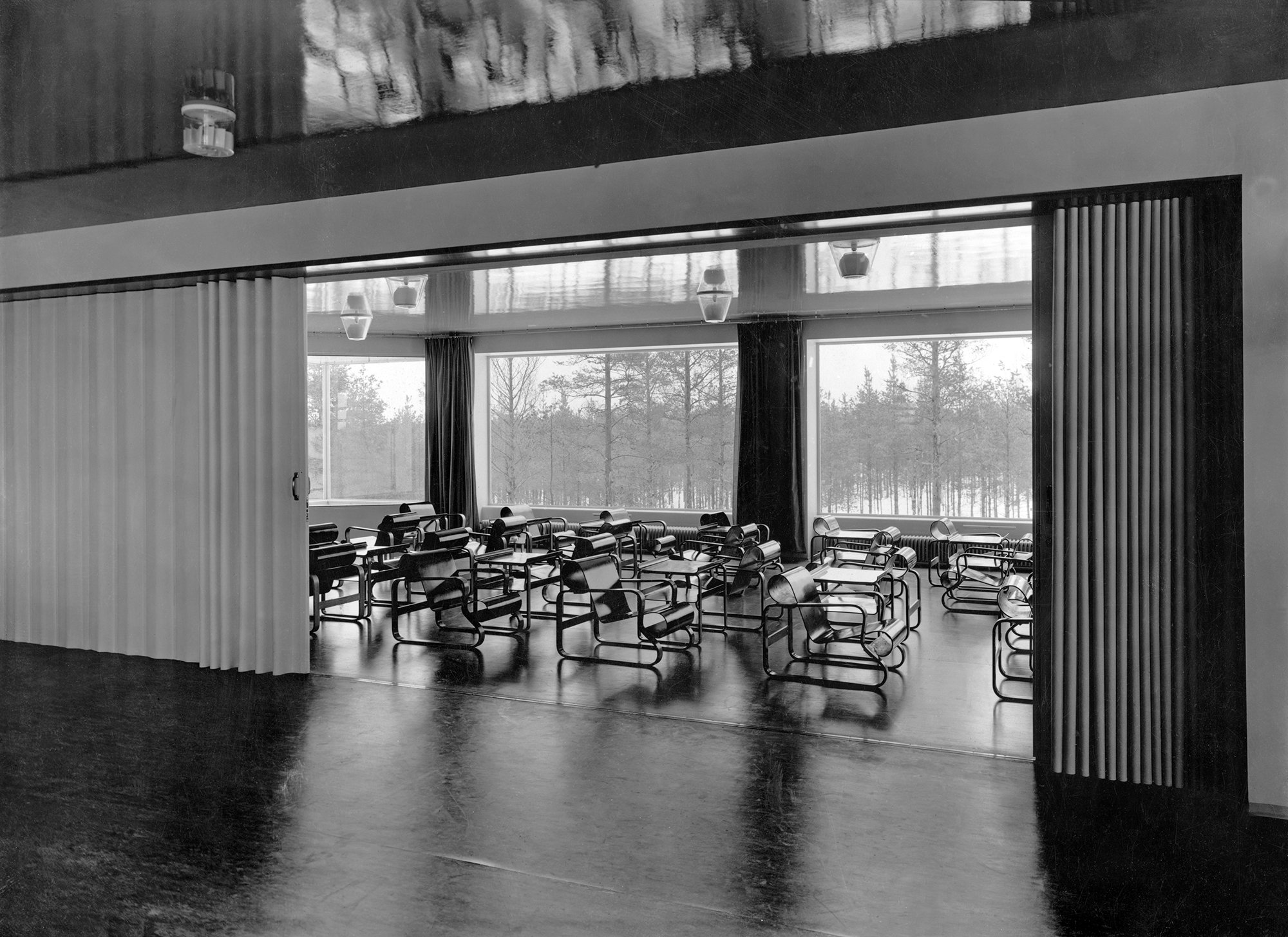 Paimio Sanatorium, Paimio chairs and tables in the auditorium in 1933 Paimio chairs and tables in the auditorium in 1933