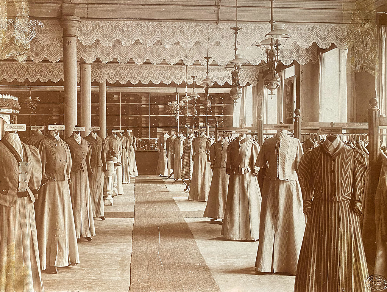 Metervis med kjoler i Kongens gate 22, året 1907. Arkivfoto