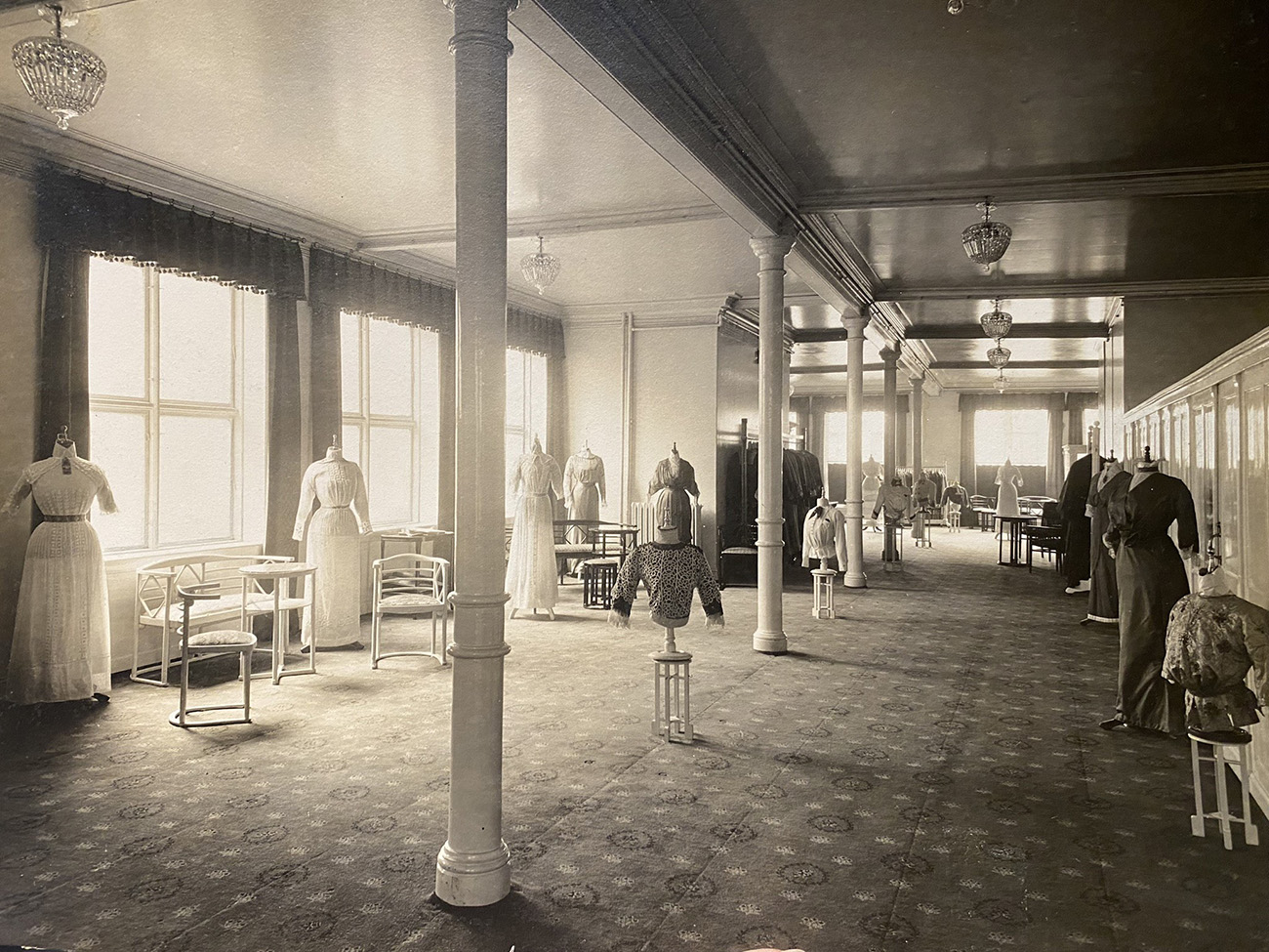 Molstads lokaler i Kongens gate 22, fotografert rundt 1913 Arkivfoto av butikklokale