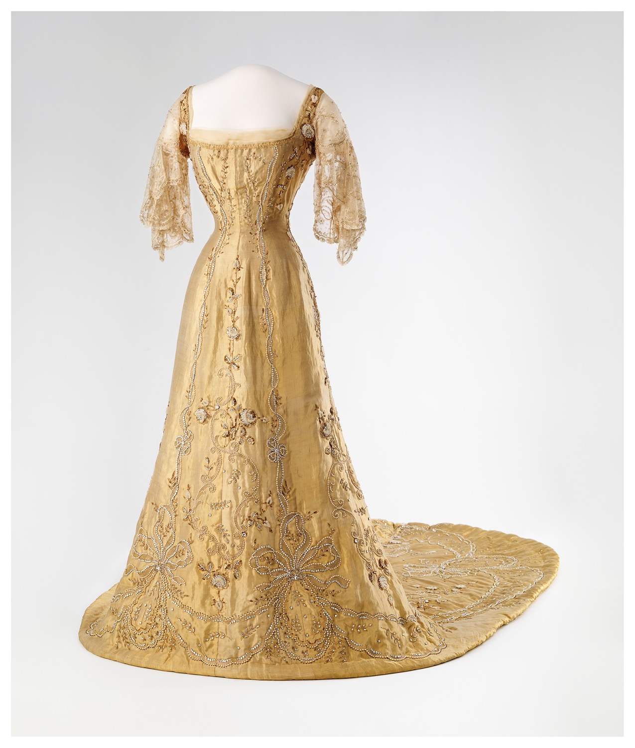 Coronation gown audio description Nasjonalmuseet